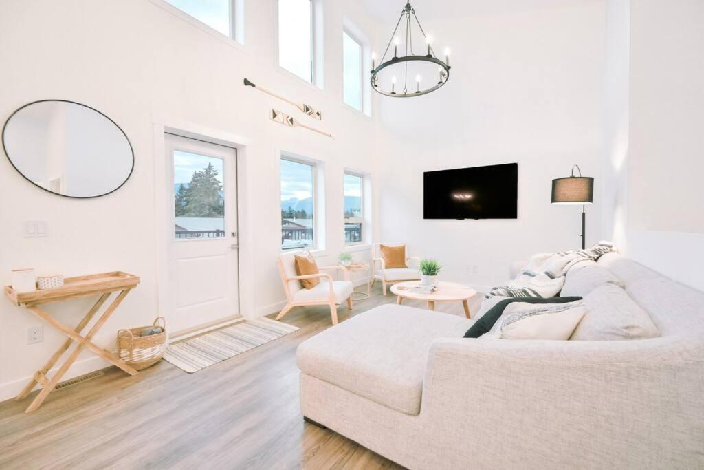 Oasis Getaway, Mins To Lake, King Bed, Dbl Garage Invermere Exterior foto