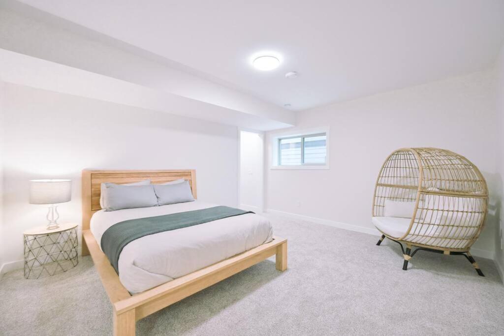 Oasis Getaway, Mins To Lake, King Bed, Dbl Garage Invermere Exterior foto